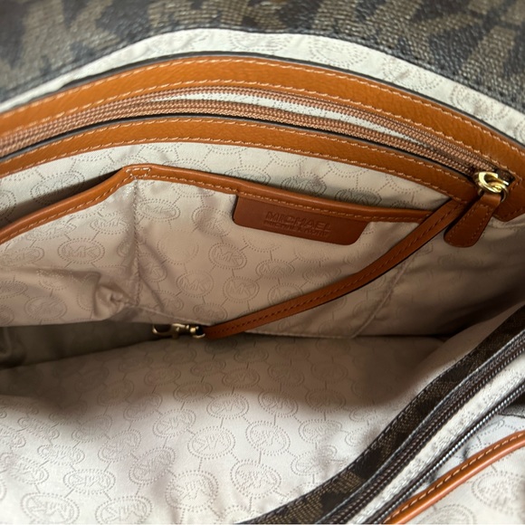 New Michael Kors Signature Monogram Harper Tote - Picture 2 of 9